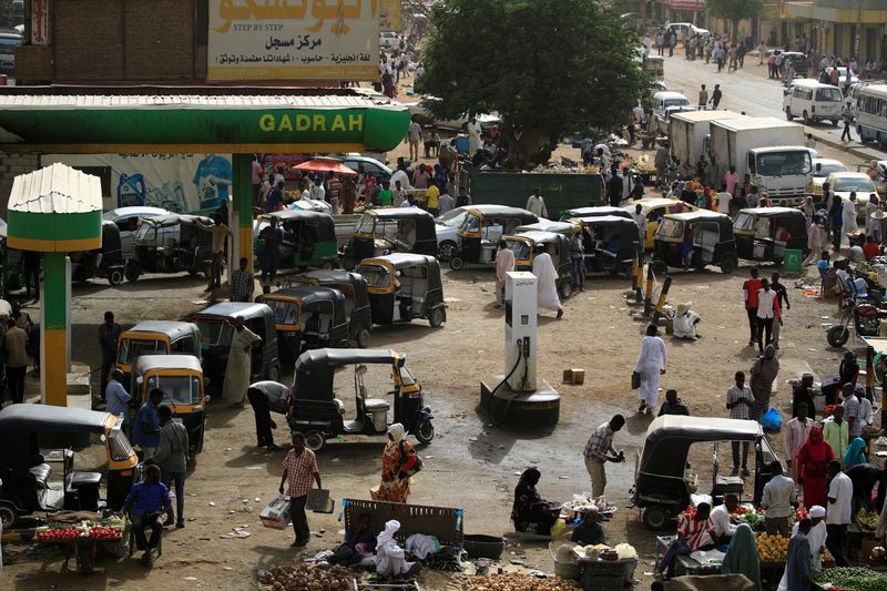 &copy; Reuters. مواطنون في انتظار تزويد مركباتهم بالوقود في العاصمة السودانية الخرطوم في صورة من أرشيف رويترز.