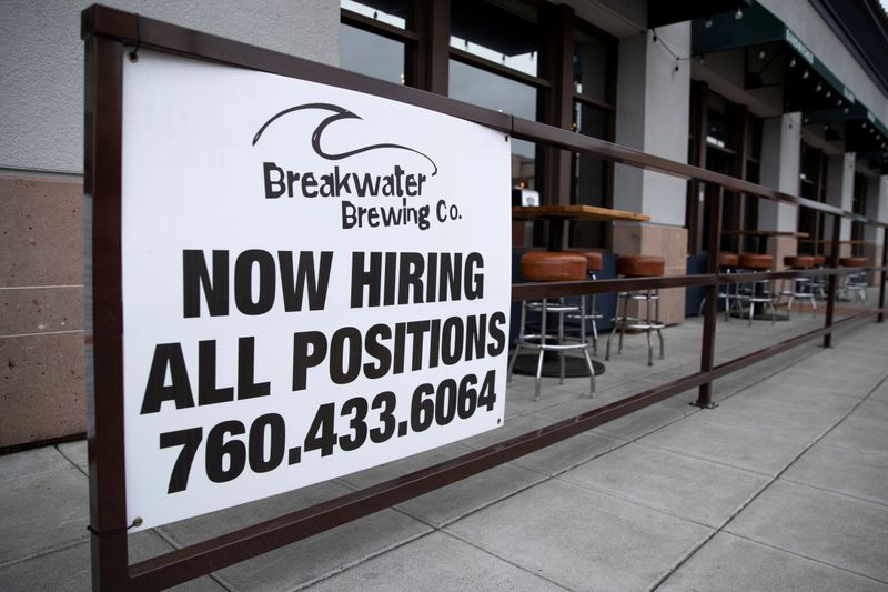 &copy; Reuters. Placa sinaliza oportunidades de emprego em restaurante de Oceanside, na Califórnia, EUA
10/05/2021
REUTERS/Mike Blake