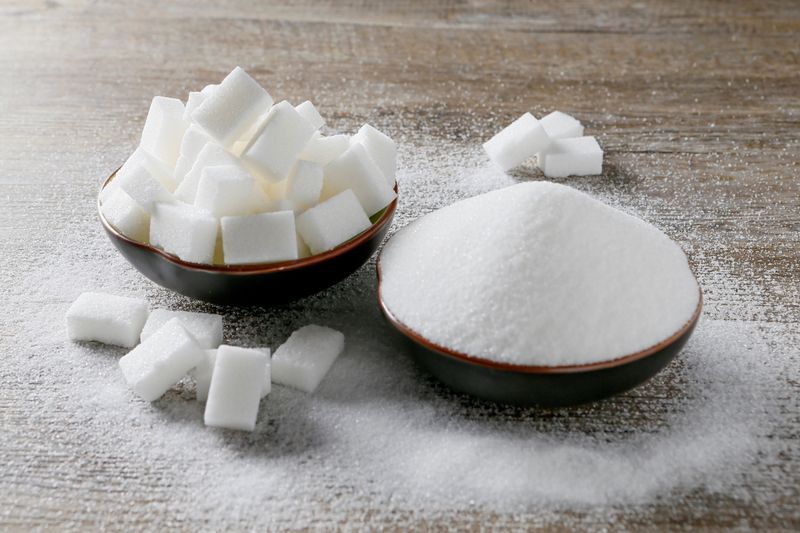 © Reuters. FILE PHOTO: Granulated white sugar and sugar cubes are seen in this picture illustration taken December 16, 2018.  REUTERS/Emmanuel Foudrot/Illustration/File Photo