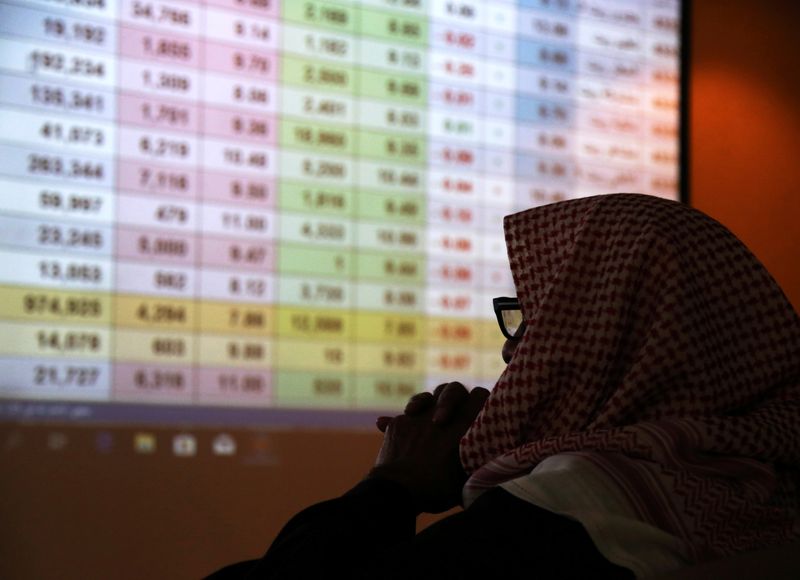 © Reuters. متداول سعودي يراقب أسهم البورصة السعودية في  الرياض في صورة من أرشيف رويترز.

