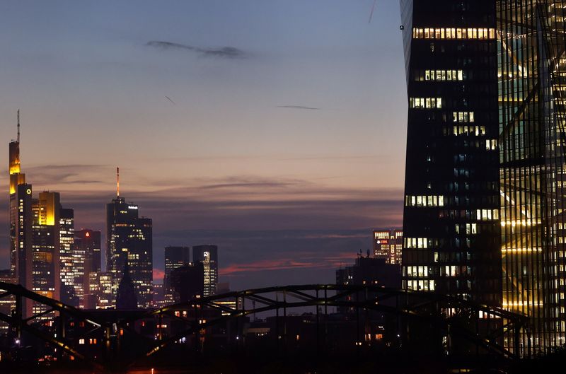© Reuters. FILE PHOTO: The headquarter of the European Central Bank (ECB) is seen during sunset ahead of the ECB?s governing council meeting later this week in Frankfurt, Germany, October 25, 2021.  REUTERS/Kai Pfaffenbach/File Photo