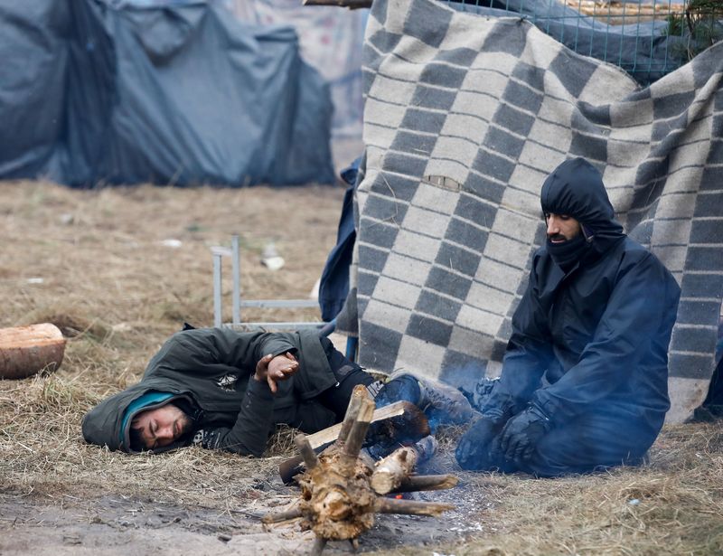 &copy; Reuters. مهاجرون في خيام على الحدود بين روسيا البيضاء وبولندا يوم 18 نوفمبر تشرين الثاني 2021. رويترز