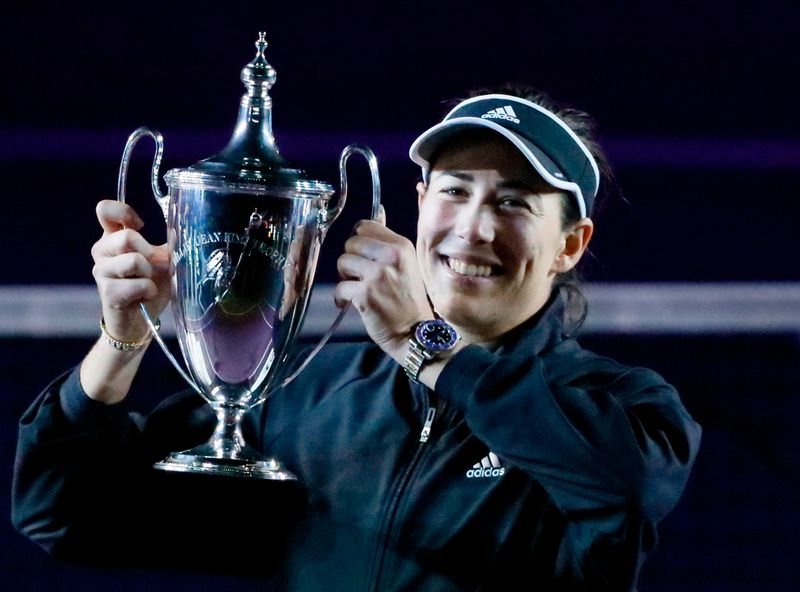 &copy; Reuters. Garbiñe Muguruza ergue troféu do torneio WTA Finals em Guadalajara, no México
17/11/2021
REUTERS/Carlos Perez Gallardo