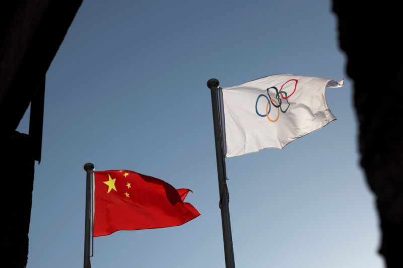 &copy; Reuters. Bandeiras da China e Olimpíada em Pequim 12/11/2021 REUTERS/Thomas Suen