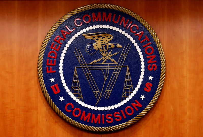 © Reuters. FILE PHOTO: The Federal Communications Commission (FCC) logo is seen before the FCC Net Neutrality hearing in Washington February 26, 2015. REUTERS/Yuri Gripas/File Photo