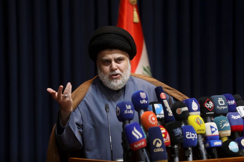 &copy; Reuters. رجل الدين الشيعي العراقي مقتدى الصدر خلال مؤتمر صحفي في مدينة النجف العراقية يوم الخميس. تصوير علاء المرجاني - رويترز.