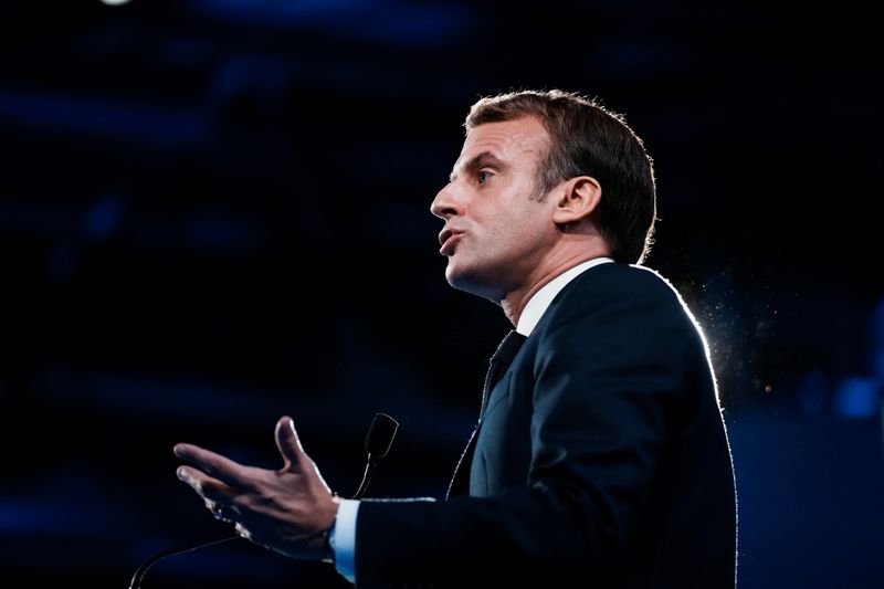 &copy; Reuters. Emmanuel Macron a tenté jeudi de réchauffer sa relation avec les maires de France, qu'il a remerciés pour leur action de premier plan lors de la pandémie de COVID-19 et invités à "faire Nation" sans céder aux divisions. /Photo prise le 18 novembre 