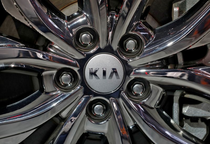 &copy; Reuters. Foto dr archivo del logo de Kia Motors en un modelo Carnival 
Feb 5, 2020. REUTERS/Anushree Fadnavis