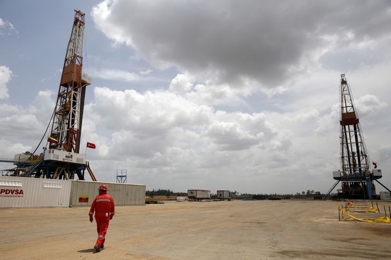 &copy; Reuters. FILE PHOTO: An oilfield worker walks next to drilling rigs at an oil well operated by Venezuela's state oil company PDVSA, in the oil rich Orinoco belt, April 16, 2015. REUTERS/Carlos Garcia Rawlins