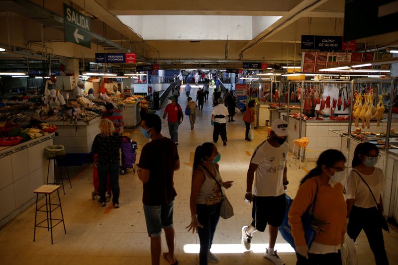 &copy; Reuters. FILE PHOTO: People shop in Lima's central market as Peru extended a nationwide lockdown amid the outbreak of the coronavirus disease (COVID-19), in Lima, Peru May 8, 2020. REUTERS/Sebastian Castaneda