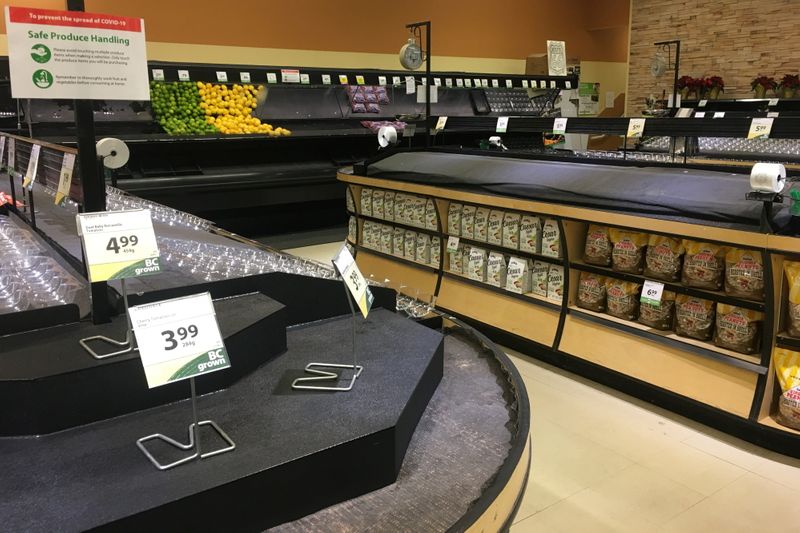 &copy; Reuters. Produce shelves lie empty at the Save-On-Foods grocery store in Revelstoke, British Columbia, Canada November 18, 2021. Rob Murphy/Handout via REUTERS