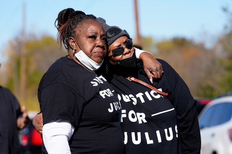 &copy; Reuters. LeAnnesya Jones, tia de Julius Jones, e prima dele, Rochelle Lewis, se abraçam após dovernador de Oklahoma suspender sua execução na última hora e cancelar a pena de morte
18/11/2021
 REUTERS/Nick Oxford