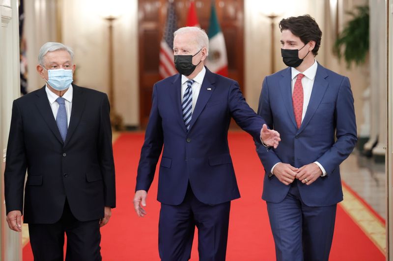 © Reuters. U.S. President Joe Biden, Canada's Prime Minister Justin Trudeau, and Mexico's President Andres Manuel Lopez Obrador meet for the North American Leaders' Summit (NALS) at the White House in Washington, U.S. November 18, 2021. REUTERS/Jonathan Ernst