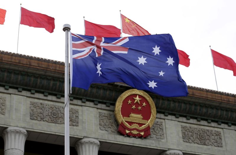 &copy; Reuters. 　中国の王晰寧・駐オーストラリア大使代行は１９日付の英紙ガーディアンのインタビューで、オーストラリアが米英の支援で原子力潜水艦８隻以上を配備する計画に関し、平和を擁護する