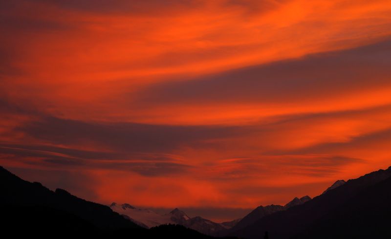 © Reuters. FILE PHOTO: The snow covered Stubai Glacier mountains are seen during sunset in Innsbruck September 22, 2013. REUTERS/Dominic Ebenbichler/File Photo