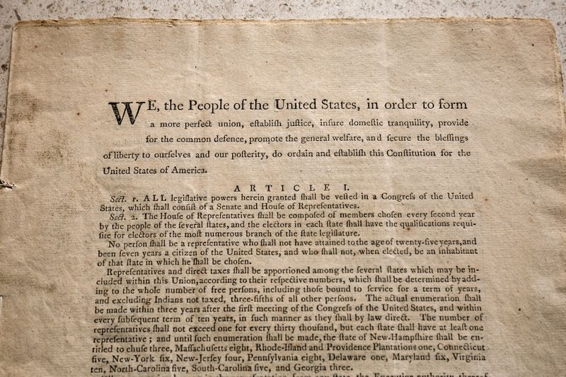 &copy; Reuters. نسخة من أول دستور أمريكي مطبوع بالشكل الذي أقره الآباء المؤسسون للولايات المتحدة في مؤتمر فيلادلفيا عام 1787. صورة لرويترز من دار سوذبيز للمز