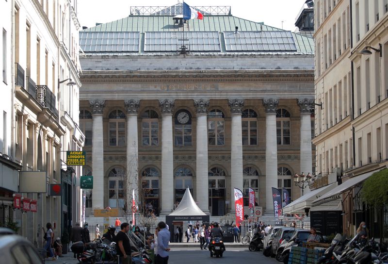 &copy; Reuters.  Les principales Bourses européennes sont attendues en hausse vendredi. Les contrats à terme sur indices suggèrent une progression de 0,42% pour le Dax à Francfort, de 0,48% pour le FTSE 100 à Londres et de 0,42% pour l'EuroStoxx 50. Quant au CAC 40 