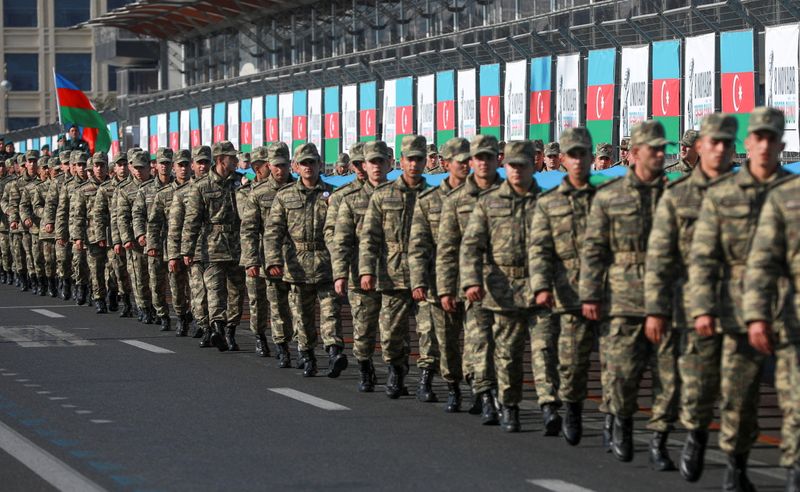&copy; Reuters. جنود من أذربيجان يشاركون في عرض في باكو بمناسبة ذكرى انتهاء الصراع العسكري في ناجورنو قرة باغ في مواجهة القوات الأرمينية في الثامن من نوفمب