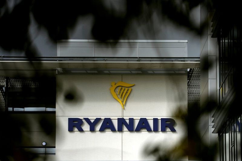 © Reuters. FILE PHOTO: General view of the Ryanair logo at their headquarters in Dublin, Ireland, September 16, 2021. REUTERS/Clodagh Kilcoyne/File Photo