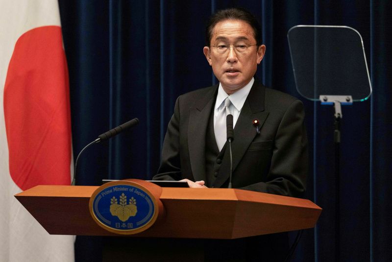 &copy; Reuters.     岸田文雄首相は１９日、内閣記者会のインタビューに応じ、今回の経済対策の財源について「赤字国債をはじめ、あらゆるものを動員していく」考えを示した。資料写真、１０日、代表