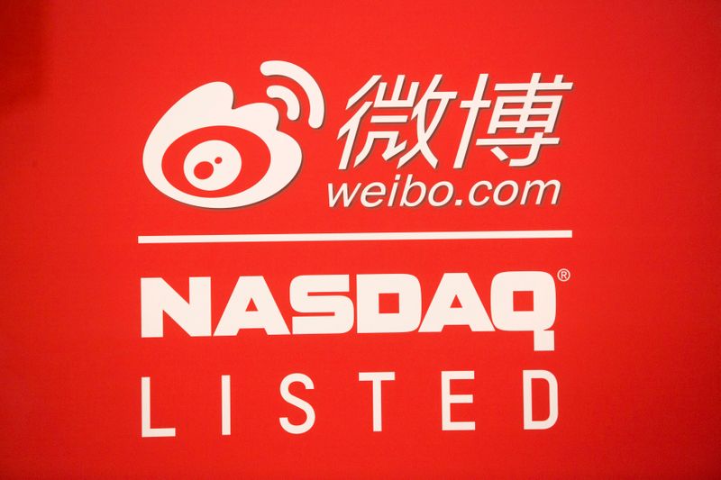&copy; Reuters.     中国のソーシャルメディア大手「微博（ウェイボー）」は、香港取引所の上場委員会から香港での株式売却を承認された。写真は同社ロゴ、２０１４年４月撮影（２０２１年　ロイター