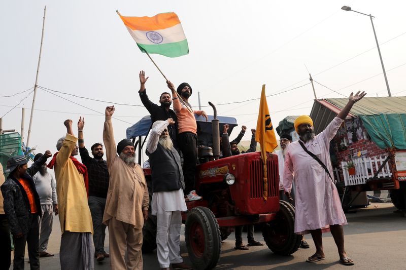 © Reuters. Farmers celebrate after Indian Prime Minister Narendra Modi announced that he will repeal the controversial farm laws, at the Ghazipur farmers protest site near Delhi-UP border, India, November 19, 2021. REUTERS/Anushree Fadnavis