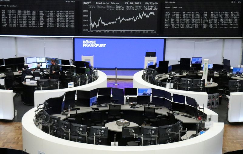 &copy; Reuters. شاشات تعرض أسعار مؤشر داكس الألماني في بورصة فرانكفورت يوم 19 أكتوبر تشرين الأول 2021 في صورة لرويترز.