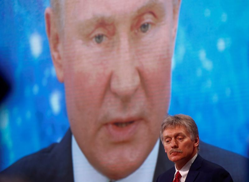 &copy; Reuters. FILE PHOTO: Kremlin spokesman Dmitry Peskov sits in front of an electronic screen during Russian President Vladimir Putin's annual end-of-year news conference, held online in a video conference mode, in Moscow, Russia December 17, 2020. REUTERS/Maxim Shem