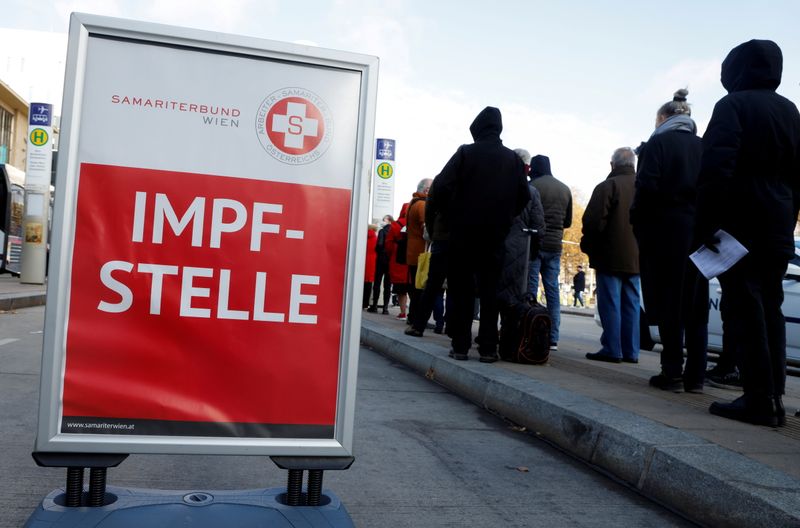 &copy; Reuters.  １１月１９日、オーストリア政府は新型コロナウイルスの感染拡大を抑制するため、完全なロックダウン（都市封鎖）を再導入することを明らかにした。ウィーンのワクチン接種会場前で