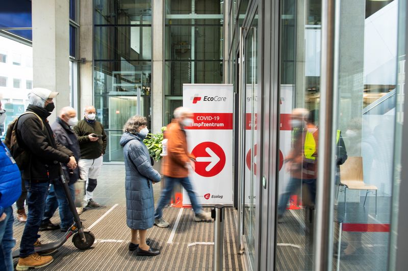 &copy; Reuters. La situation sanitaire en Allemagne en raison de l'épidémie de COVID-19 est si grave qu'un confinement ne peut pas être exclu, y compris pour les personnes vaccinées, a déclaré vendredi le ministre de la Santé, Jens Spahn. /Photo prise le 18 novemb