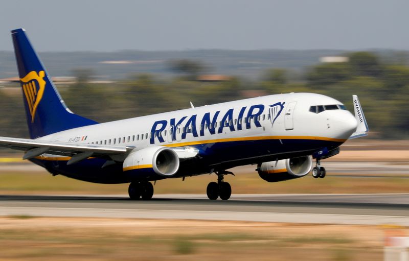 &copy; Reuters. Un Boeing 737 gestito da Ryanair decolla dall'aeroporto di Palma de Mallorca, in Spagna.  REUTERS/Paul Hanna/