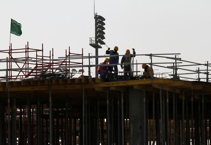&copy; Reuters. عمالة وافدة في موقع بناء بالعاصمة القطرية الدوحة في صورة من أرشيف رويترز.