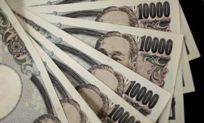&copy; Reuters. Notas de 10 mil ienes
02/08/2011
REUTERS/Yuriko Nakao