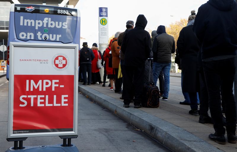 &copy; Reuters. People wait in front of a vaccination bus during the coronavirus disease (COVID-19) outbreak as Austria's government has imposed a lockdown on people who are not fully vaccinated, in Vienna, Austria, November 18, 2021. REUTERS/Leonhard Foeger