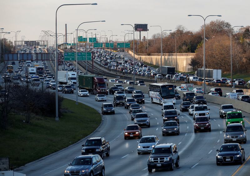 &copy; Reuters. FILE PHOTO: Travelers are stuck in a traffic jam as people hit the road before the busy Thanksgiving Day weekend in Chicago, Illinois, U.S., November 21, 2017. REUTERS/Kamil Krzaczynski/File Photo