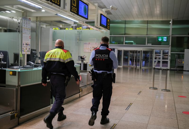 &copy; Reuters. شرطيان يقومان بدورية في مطار برشلونة يوم الجمعة. تصوير ناكو دوس-رويترز.