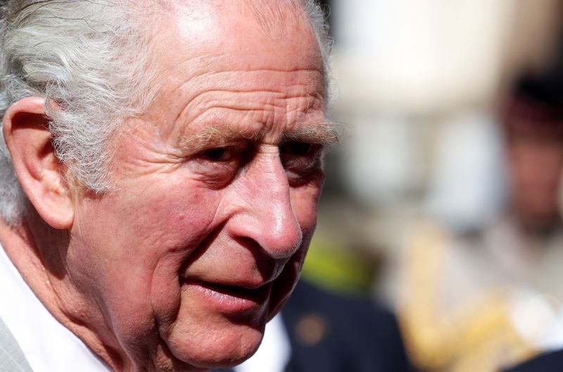 Príncipe Charles cancela visita a porta-aviões após queda de caça britânico