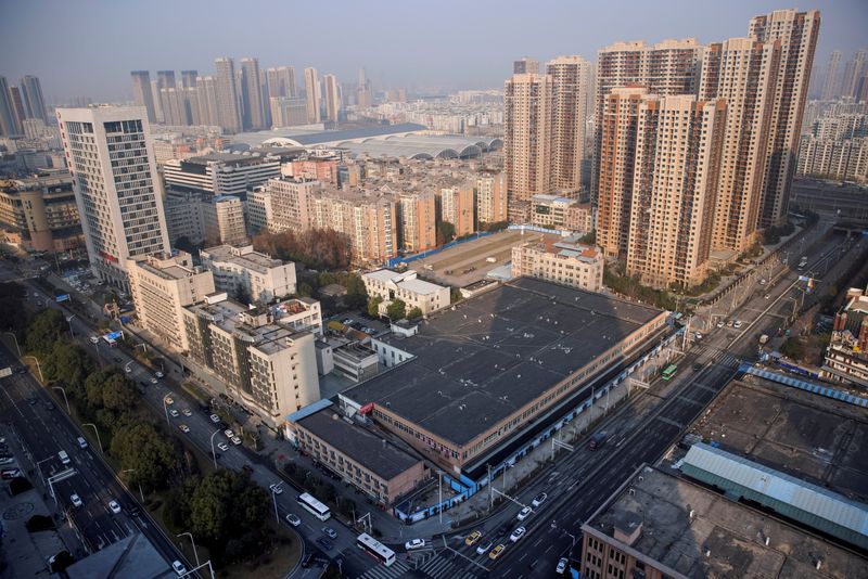 &copy; Reuters. Panoramica del Mercato all'ingrosso di Wuhan, nella provincia di Hubei in Cina. REUTERS/Thomas Peter