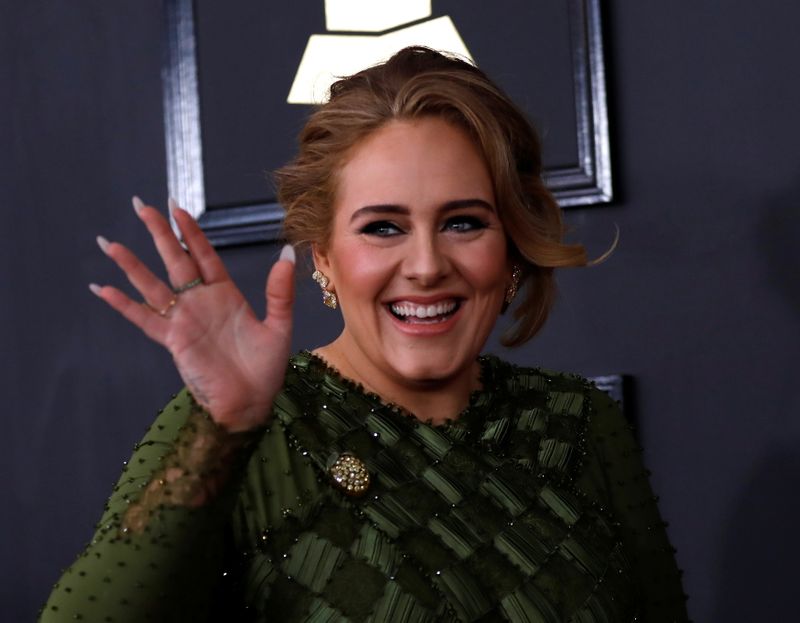 &copy; Reuters. FOTO DE ARCHIVO: La cantante Adele llega a la 59a. entrega anual de los Premios Grammy en Los Ángeles, California, Estados Unidos, el 12 de febrero de 2017. REUTERS / Mario Anzuoni 