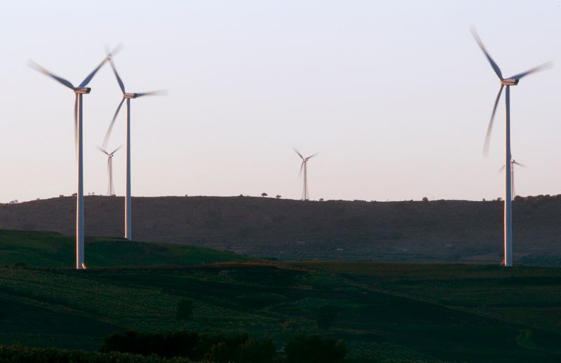 &copy; Reuters. Diverse turbine eoliche nelle campagne nei pressi di Catania, in Sicilia.  REUTERS/Tony Gentile