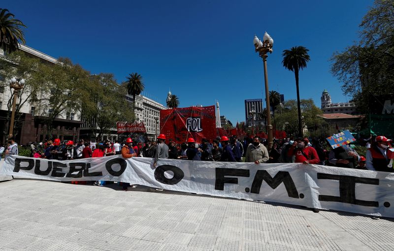 &copy; Reuters. FILE PHOTO: Demonstrators hold a placard that reads "The people or the IMF" during a protest against Argentine President Alberto Fernandez's administration and the IMF agreement amid a severe crisis of the economy, outside the Casa Rosada presidential pal