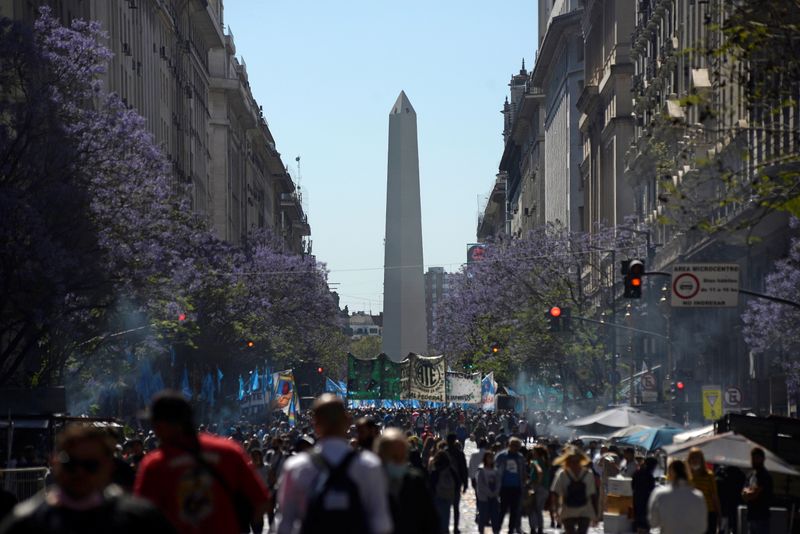 &copy; Reuters. Manifestantes na Praça de Maio, em Buenos Aires
17/11/2021. 
REUTERS/Mariana Nedelcu