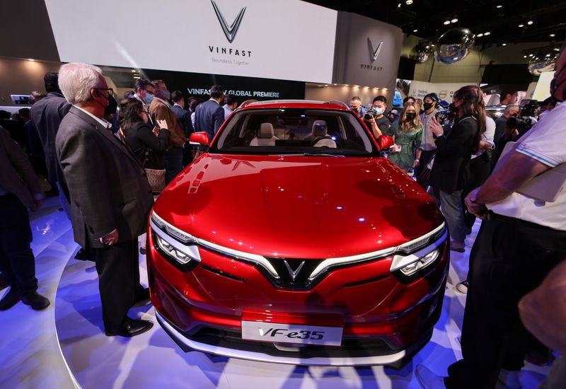 &copy; Reuters. Attendees view VinFast's E35 SUV at the 2021 LA Auto Show in Los Angeles, California, U.S. November, 17, 2021. REUTERS/Mike Blake