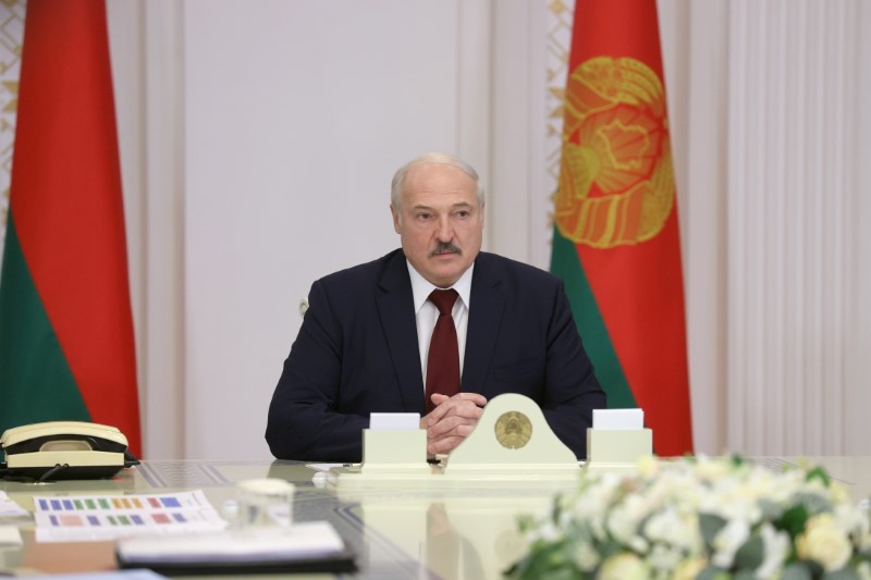 &copy; Reuters. Foto de archivo: El presidente de Bielorrusia, Alexander Lukashenko, asiste a una reunión para discutir los preparativos para el 6 ° Congreso Popular de Bielorrusia, en Minsk, Bielorrusia, el 27 de octubre de 2020. Nikolai Petrov/BelTA/Handout via REUTE