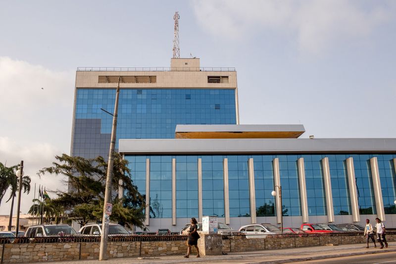 &copy; Reuters. FILE PHOTO: Pedestrians walk in front of Ghana's central bank building in Accra, Ghana, November 16, 2015.  REUTERS/Francis Kokoroko/File Photo