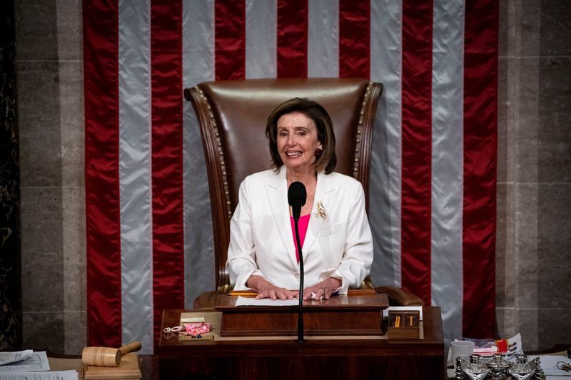 © Reuters. U.S. Speaker of the House Nancy Pelosi (D-CA) presides over the final vote as the Build Back Better Act passes, on the House floor in the U.S. Capitol, in Washington, U.S. November 19, 2021. REUTERS/Al Drago