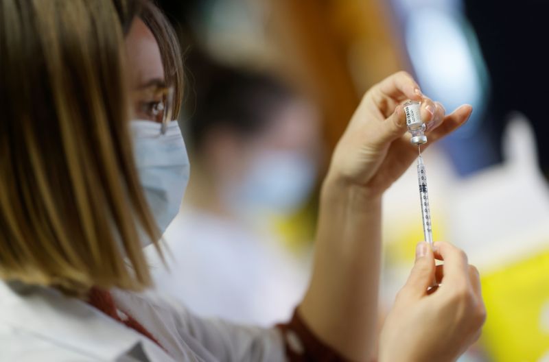 &copy; Reuters. La Haute Autorité de santé (HAS) française a recommandé vendredi de proposer une dose de rappel contre le COVID-19 aux personnes âgées de 40 ans et plus, six mois après la primo-vaccination. /Photo prise le 17 novembre 2021/REUTERS/Stéphane Mahé