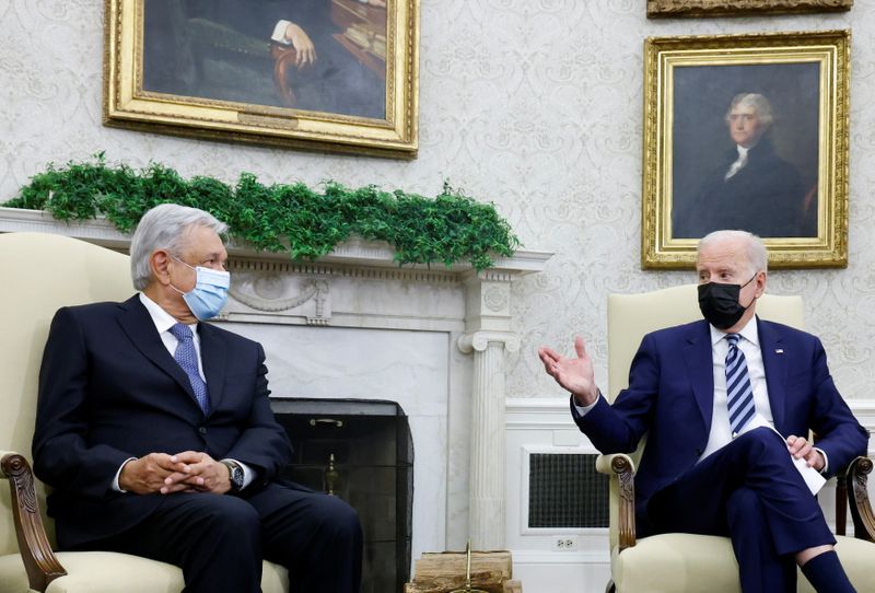 &copy; Reuters. バイデン米大統領（右）とメキシコのロペス・オブラドール大統領（左）が、武器の不法取引や国境を超えた犯罪、国境警備を巡る作業部会を設立すると確約した。ホワイトハウスが１９日