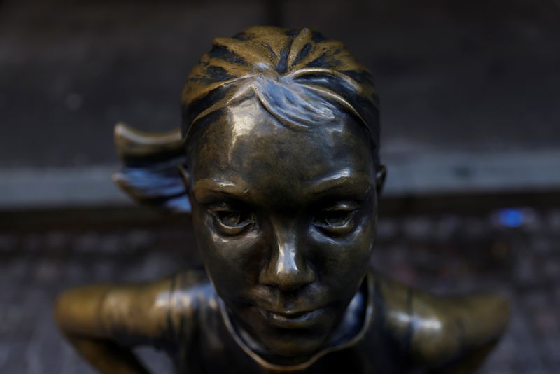 &copy; Reuters. The Fearless Girl statue is seen outside the New York Stock Exchange (NYSE) in New York City, U.S., November 18, 2021.   REUTERS/Shannon Stapleton