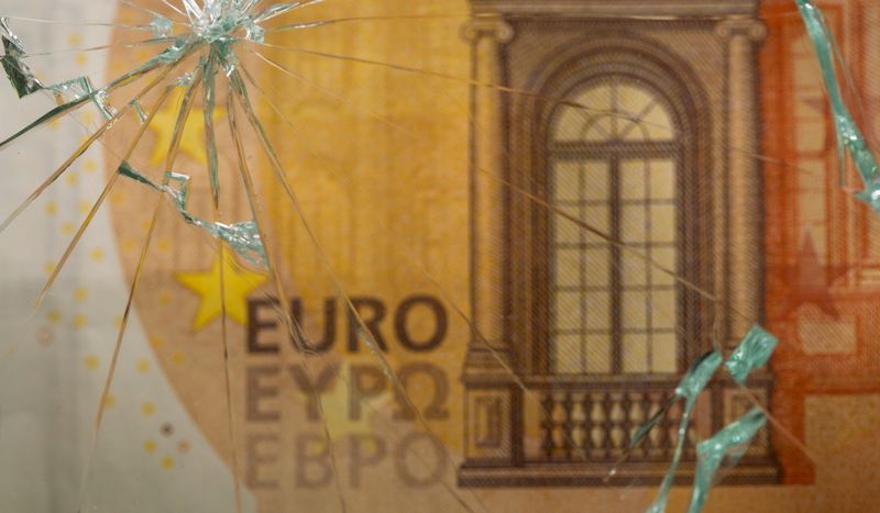 &copy; Reuters. FILE PHOTO: Euro banknote is seen through broken glass in this illustration taken June 25, 2021. REUTERS/Dado Ruvic/Illustration/File Photo